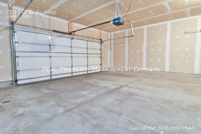 Building Photo - Perfect 4 bedroom 3 bathroom home 2200 sq ft!