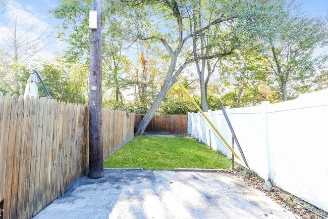 Building Photo - 551 Summit St