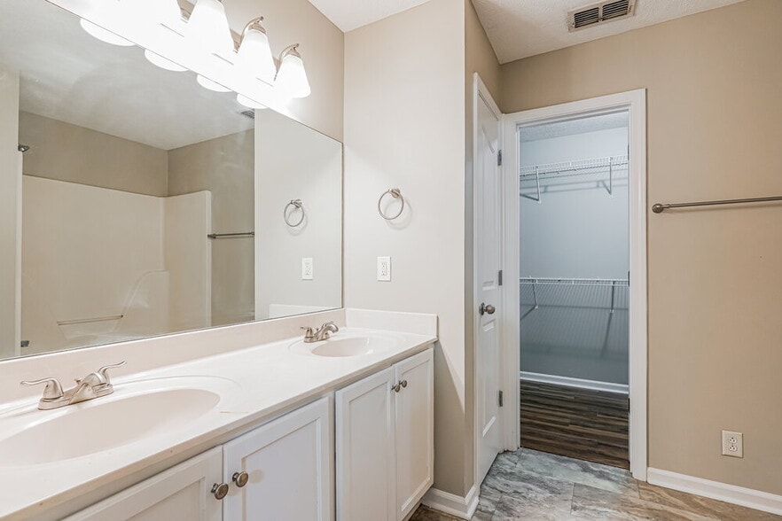 Building Photo - 1339 Macduff Dr