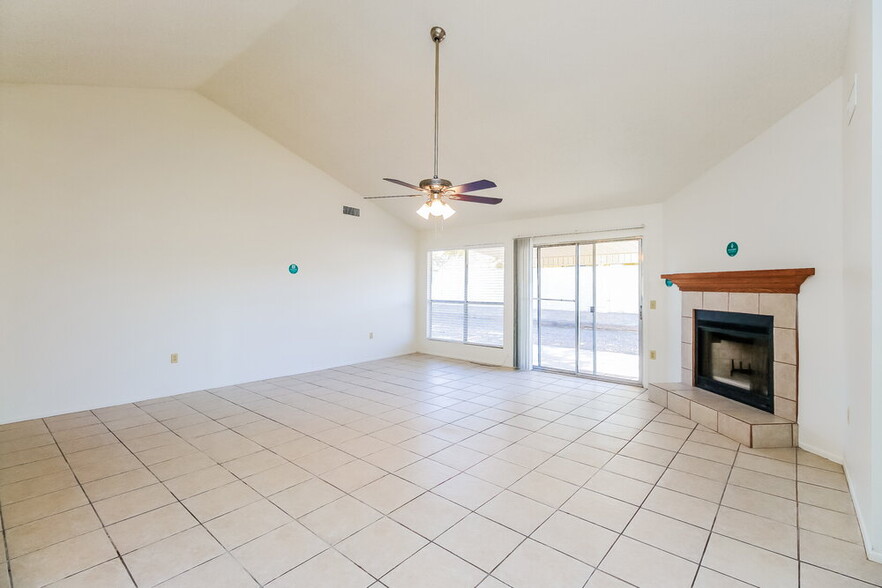 Building Photo - 4837 E Grandview St