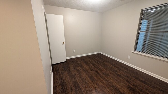 Building Photo - Spacious 2BD/2BA Duplex