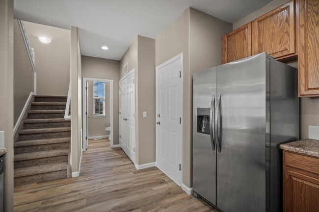 Building Photo - Beautiful 2 Bedroom End-Unit Townhouse in Montarbor Villas w/ Mountain Views