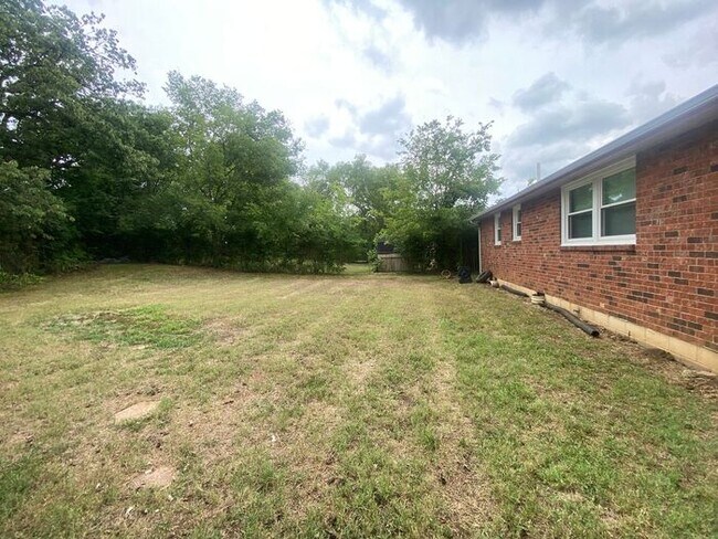 Building Photo - Renovated Brick Ranch in North Nashville