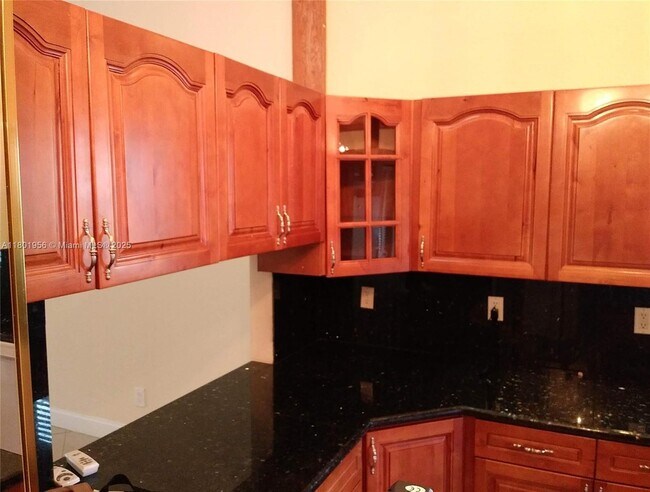 Building Photo - 2675 Parkview Dr S