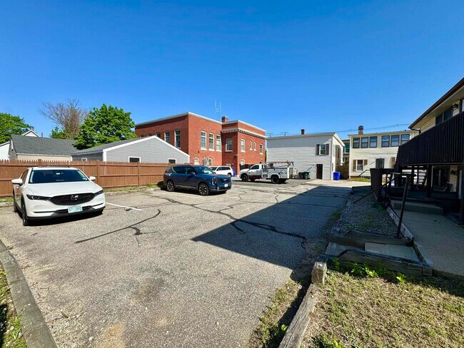Building Photo - 118 Belmont St