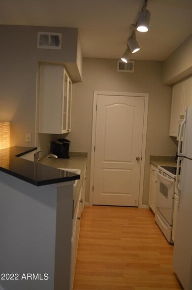 kicthen - 1701 E Colter St