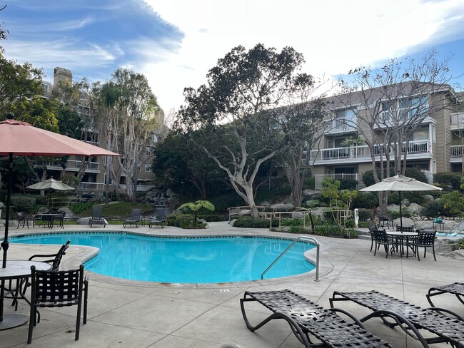 Building Photo - Beautiful 2 Bed 2 Bath Condo in Huntington...