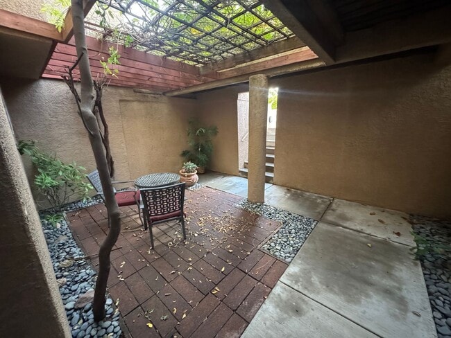 Building Photo - Beautiful Furnished 2 Bedroom Home on Golf Course!!