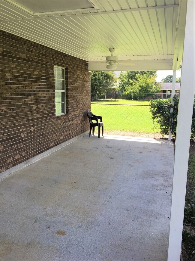 Building Photo - 5 Crosswinds Dr