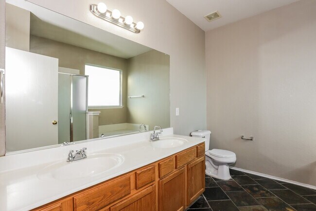 Building Photo - 2804 Hilcroft Ave