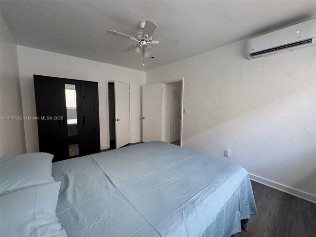 Building Photo - 2120 Biarritz Dr