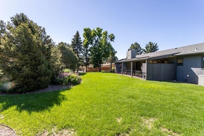 Building Photo - Ranch Style Home Located inside Kissing Camels!