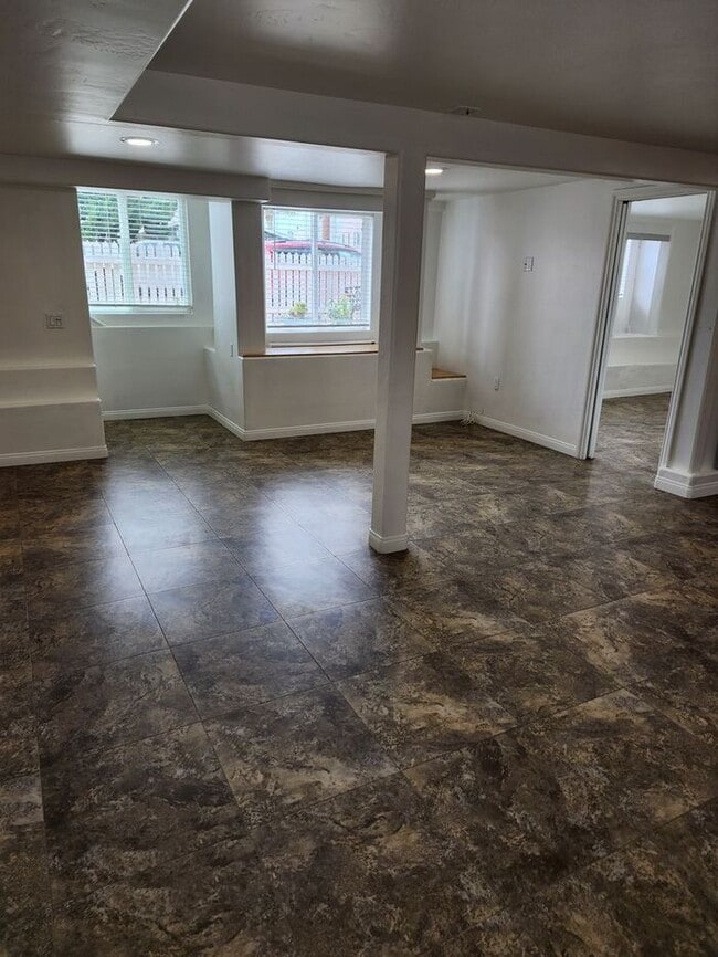 Building Photo - 1/2 OFF 1st Month! Imperial Beach, Spacious 1BR/1BA Unit only 1 Block from the beach!