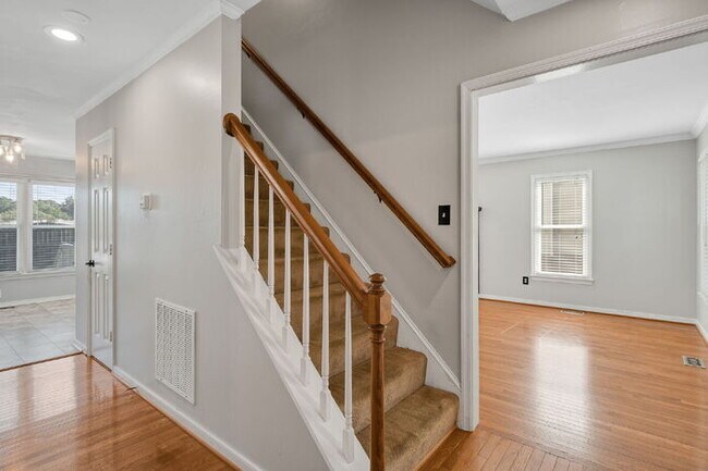 Building Photo - Beautifully Updated Single-Family Home in ...