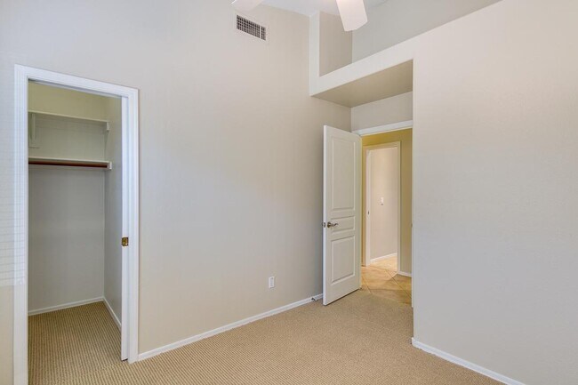 Building Photo - 9648 E Sheena Dr