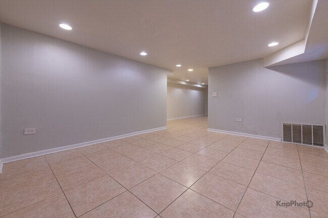 Building Photo - 2041 W Jarvis Ave