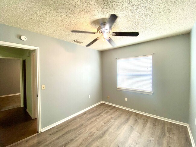 Building Photo - Modern Design 3 Bedroom 2 Bath, corner lot...