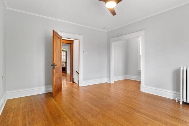 Building Photo - Hi-Pointe Adjacent House!