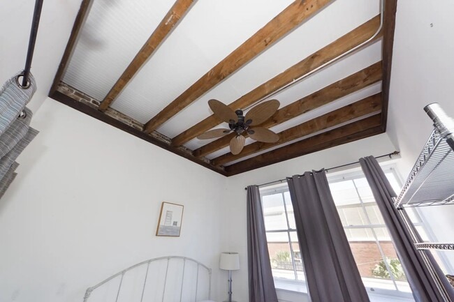 Building Photo - 350 King St