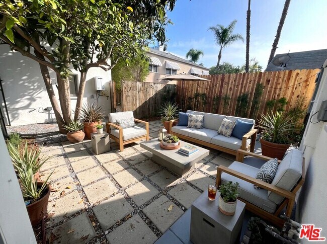 Building Photo - 958 N Vista St