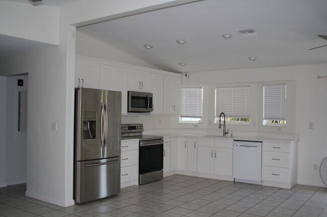 Building Photo - $500 OFF FIRST MONTHS RENT!
