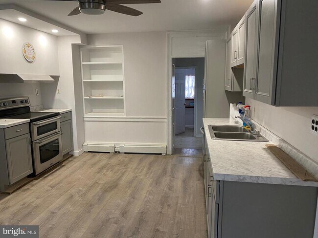 Building Photo - 2063 Hill Rd