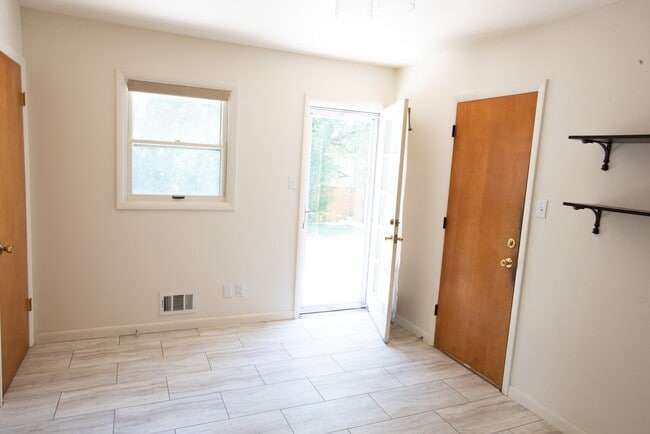 Building Photo - 1060 Briarwood Rd