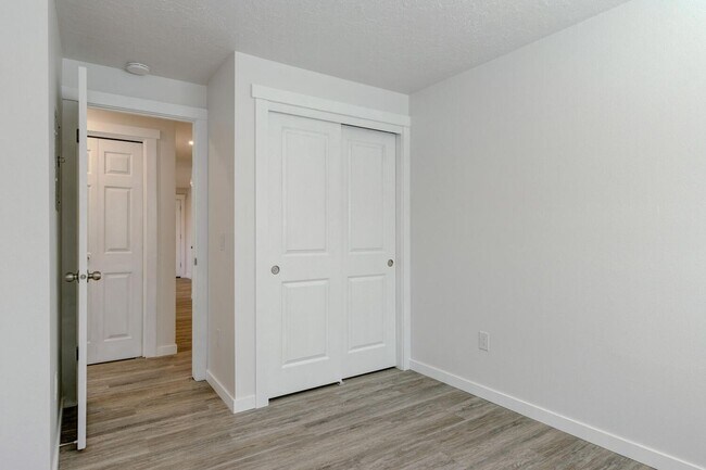 Building Photo - Newly Renovated Townhouse - Pet Friendly!!