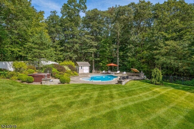 Building Photo - 22 Forest Hill Dr