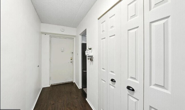 Building Photo - 200 Winding Way