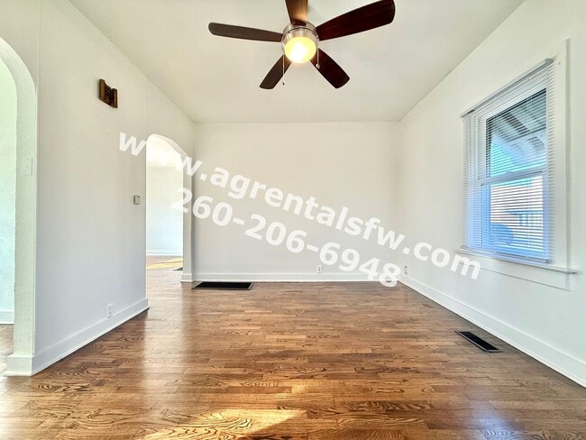 Building Photo - 2 Bedroom House