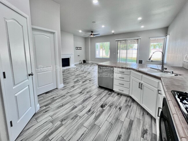 Building Photo - 2143 S Shirley Ave