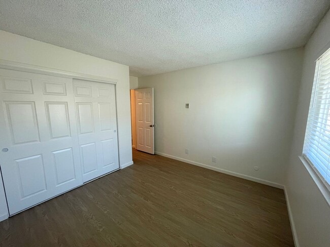 Building Photo - Remodeled 2+1 Townhome in Villa Ventura