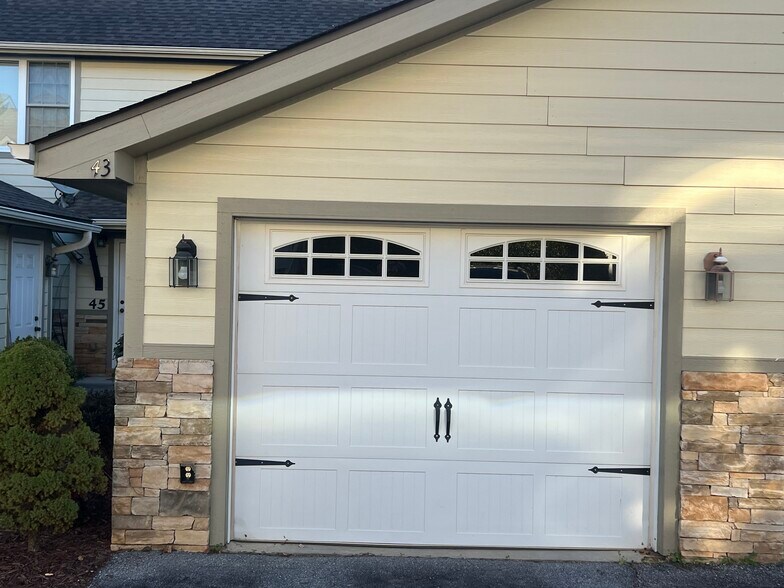 One car garage - 43 Rotunda Cir