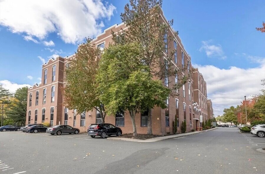 Building Photo - 30 Daniels St