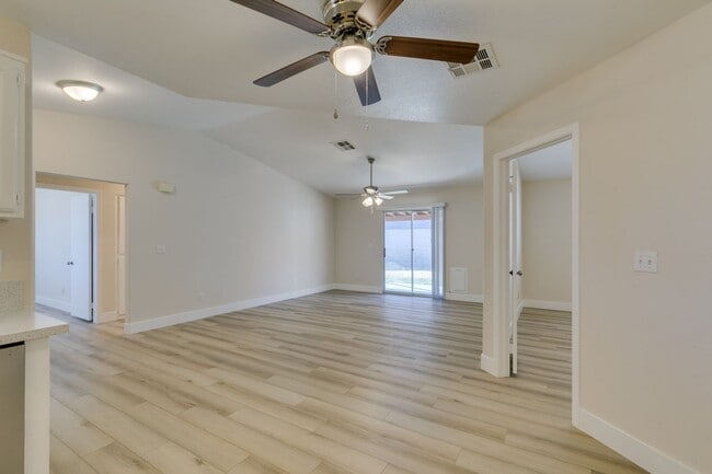 Building Photo - Charming 3-Bed, 2-Bath Single-Story Home i...