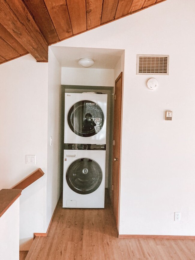 Building Photo - 5020-5020 Saratoga