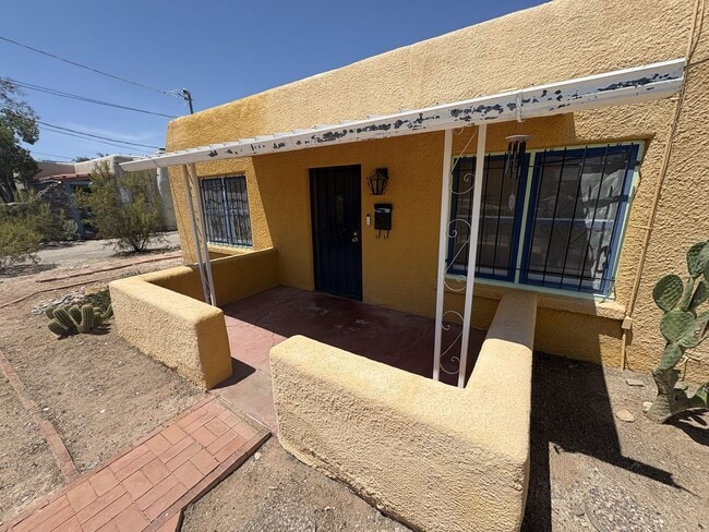 Building Photo - 1317 N Dodge Blvd