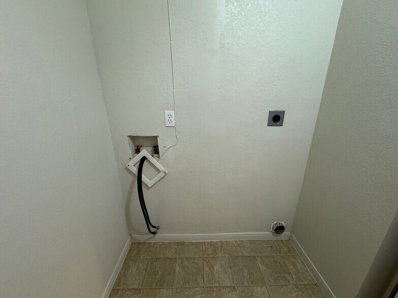 Building Photo - 400 Brittney Way