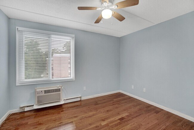 Building Photo - 128 Colonial Pkwy