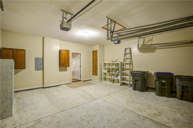 Building Photo - 1060 Lyndhurst Way