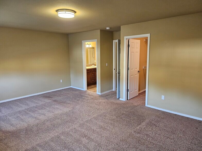 master bdrm - 623 Rivenhurst St