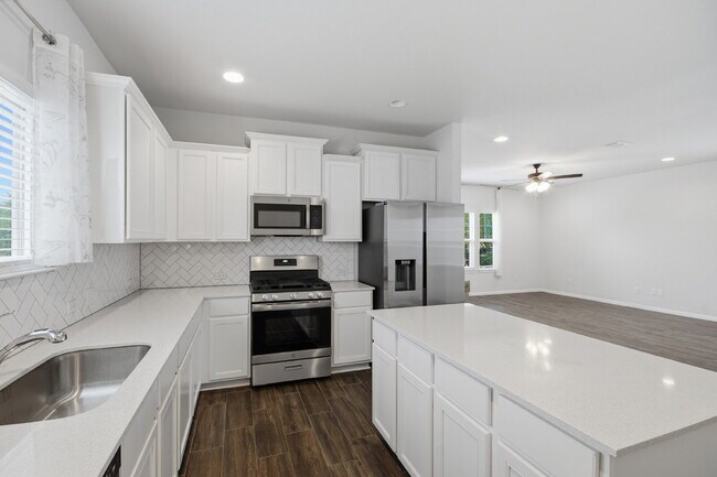 Building Photo - "Charming 3-Bed Oasis in San Marcos with 2 Full Baths – 1424 Sq Ft of Comfort!"
