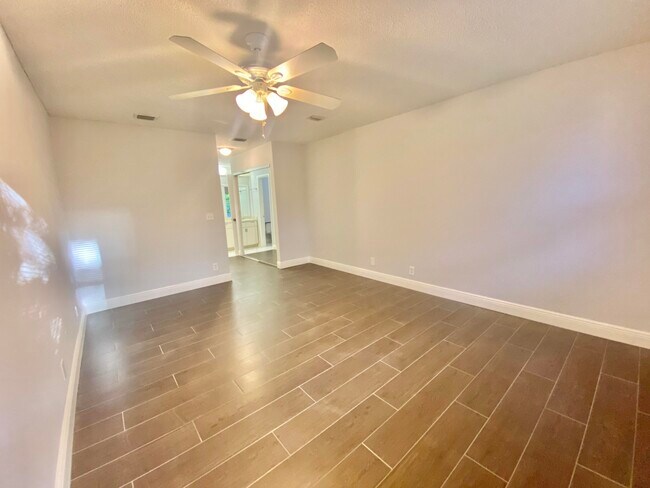 Building Photo - 5975 Forest Hill Blvd