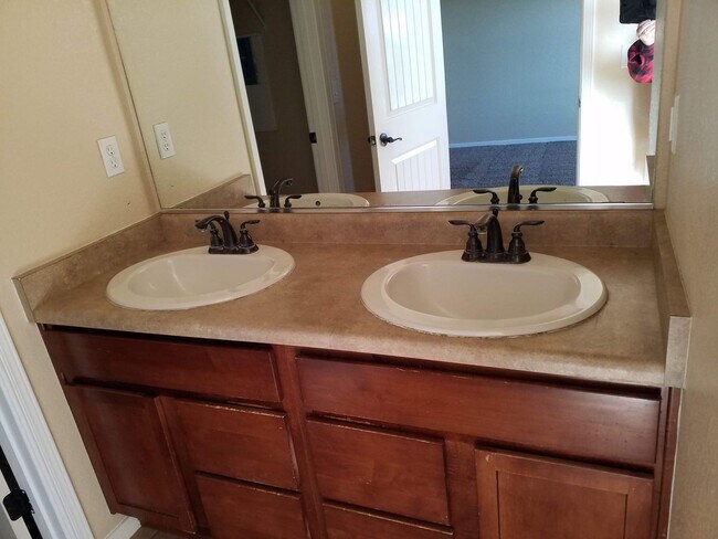 Building Photo - Spacious Family Home