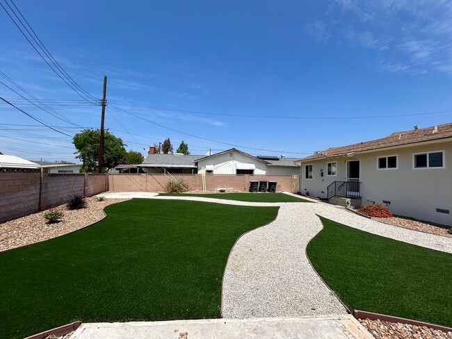 Building Photo - Beautifully Upgraded 3 Bed 2.5 Bath Home i...
