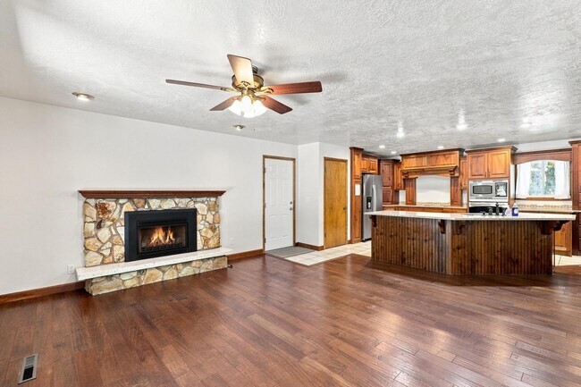 Building Photo - 650 Canyon Rd
