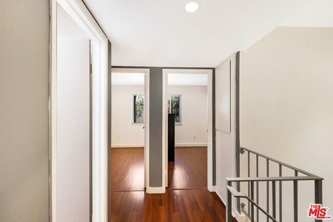 Building Photo - Furnished 3 Bed in Indian Canyon Villas