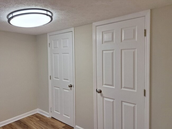 Building Photo - Country Living at its Best!!