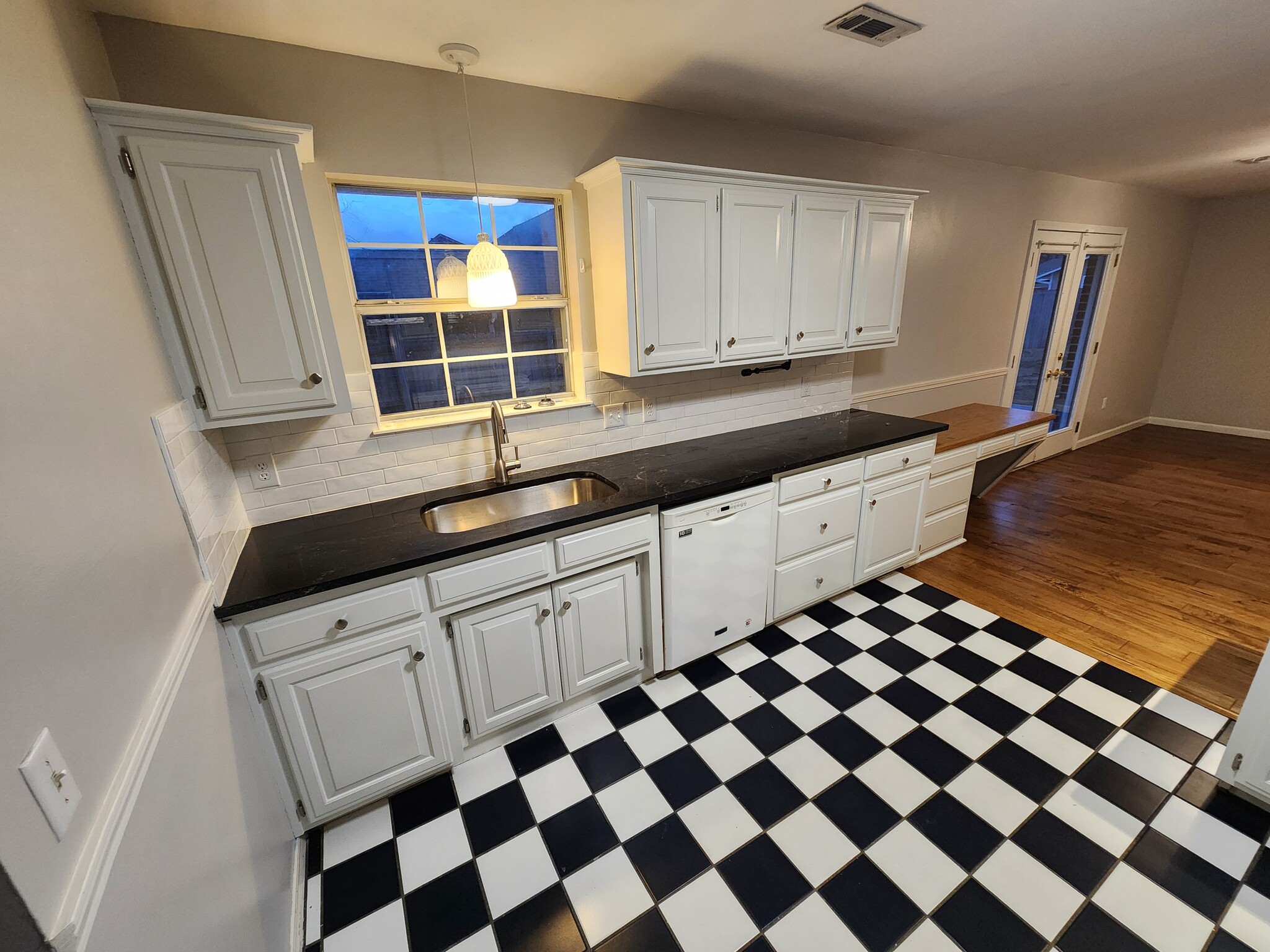 Kitchen - 644 W Oaklawn Dr
